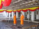 Монахи внутри храма Лежащего Будды