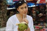 Девочка с кокосом